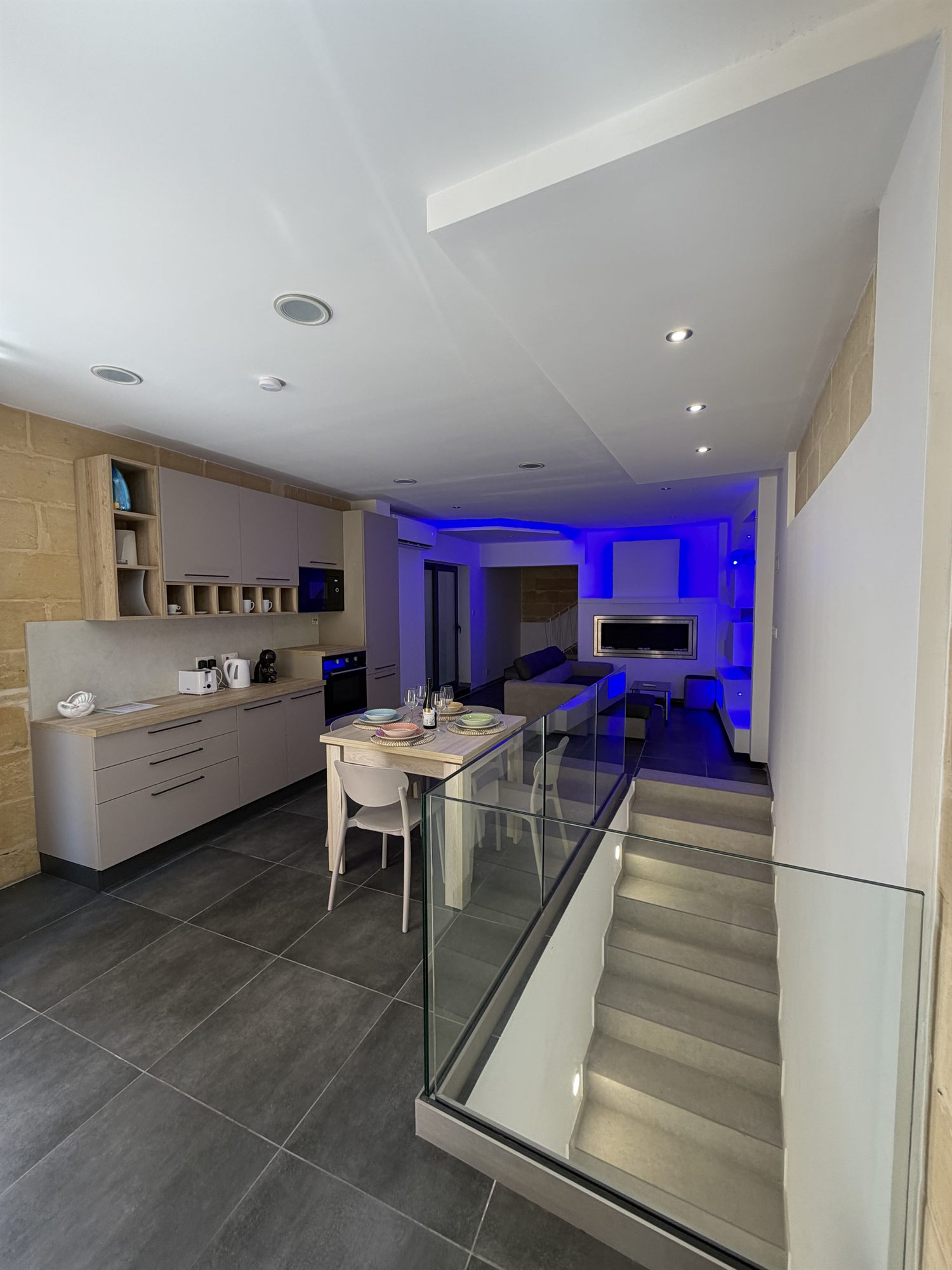 Cardinal Rooftop Townhouse — kitchen and dining area